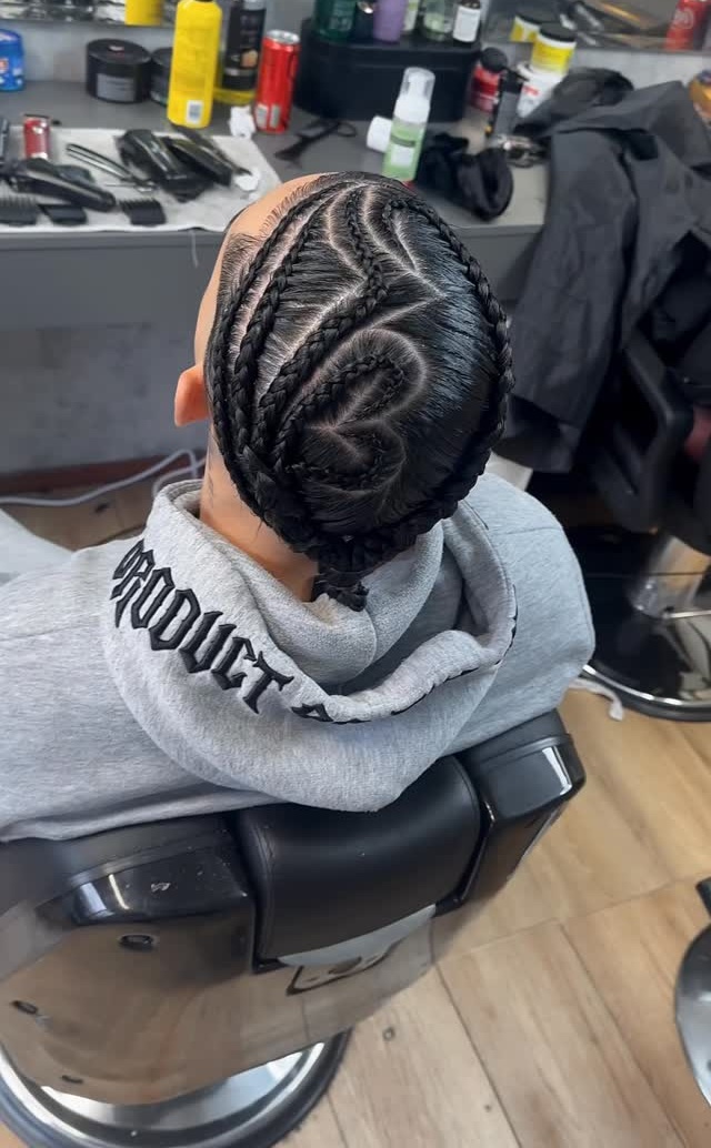 Cornrows met een hartpatroon, van achteren in de stoel